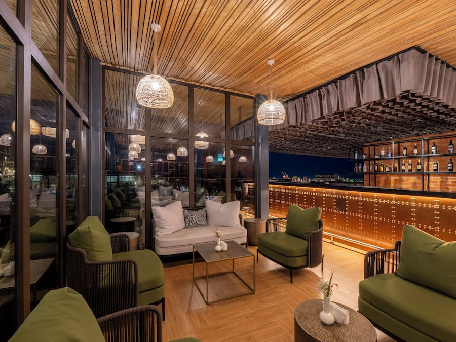 4 bars/lounges, poolside bar