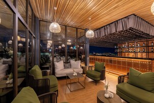 4 bares, bar junto a la piscina