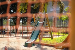 Tempat bermain anak - outdoor