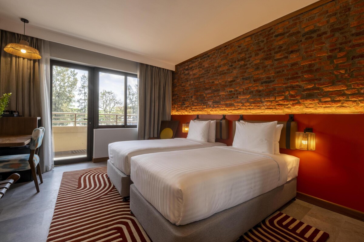 Standard Twin Room, 2 Twin Beds | Minibar, in-room safe, desk, laptop workspace