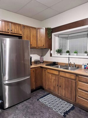 Coffee/tea maker, fridge, microwave, oven