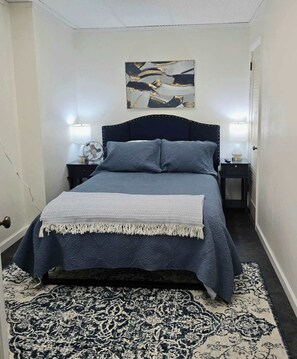 2 bedrooms, desk, iron/ironing board, WiFi