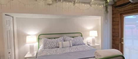 2 bedrooms, desk, iron/ironing board, WiFi