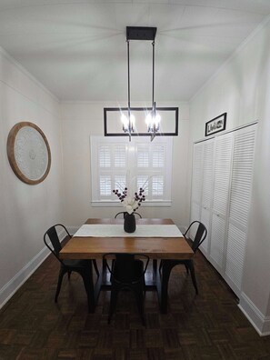Dining - The Market Apts by Nest and Bloom -
Suite 1 (331) (Ashland)
