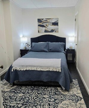 2 bedrooms, desk, iron/ironing board, WiFi
