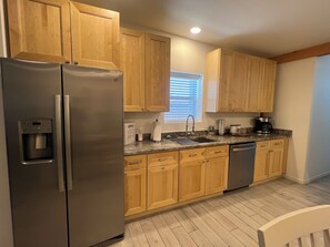Fridge, microwave, oven, stovetop - Cheerful Casa Grande•‿•Friendly-Wifi-Downtown (Tucson)