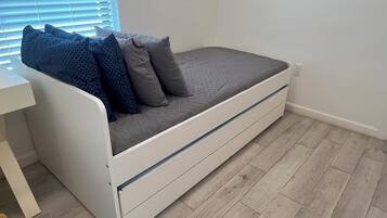 3 bedrooms, iron/ironing board, WiFi, bed sheets