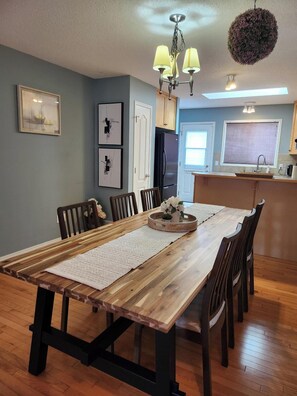 Dining - Spacious 5BR Family Home Free Parking  Near YYC Quiet Area Perfect for Families (Airdrie)
