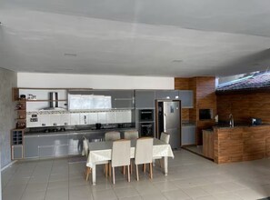 Fridge, microwave, oven, stovetop - Cozy house in the best location in Ubatuba, in the Itaguá neighborhood (Itaguá Ubatuba)