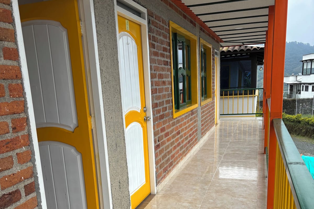 Habitación clásica doble de uso individual, balcón, vistas a la montaña | 1 dormitorio y wifi gratis