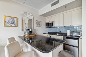 Micro-ondas, cafeteira/chaleira, torradeira