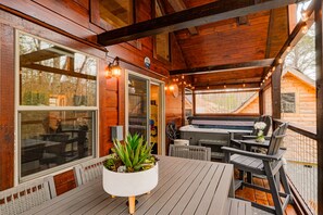 Outdoor dining - Stylish Mountain Getaway - Gatlinburg (Gatlinburg)