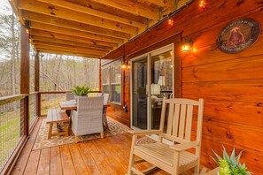 Outdoor dining - Stylish Mountain Getaway - Gatlinburg (Gatlinburg)