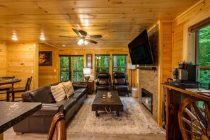 Smart TV, chimenea y futbolito