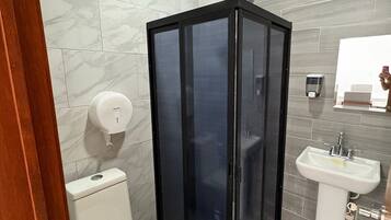 Alloggio Comfort su due livelli, patio, vista collina | Bagno