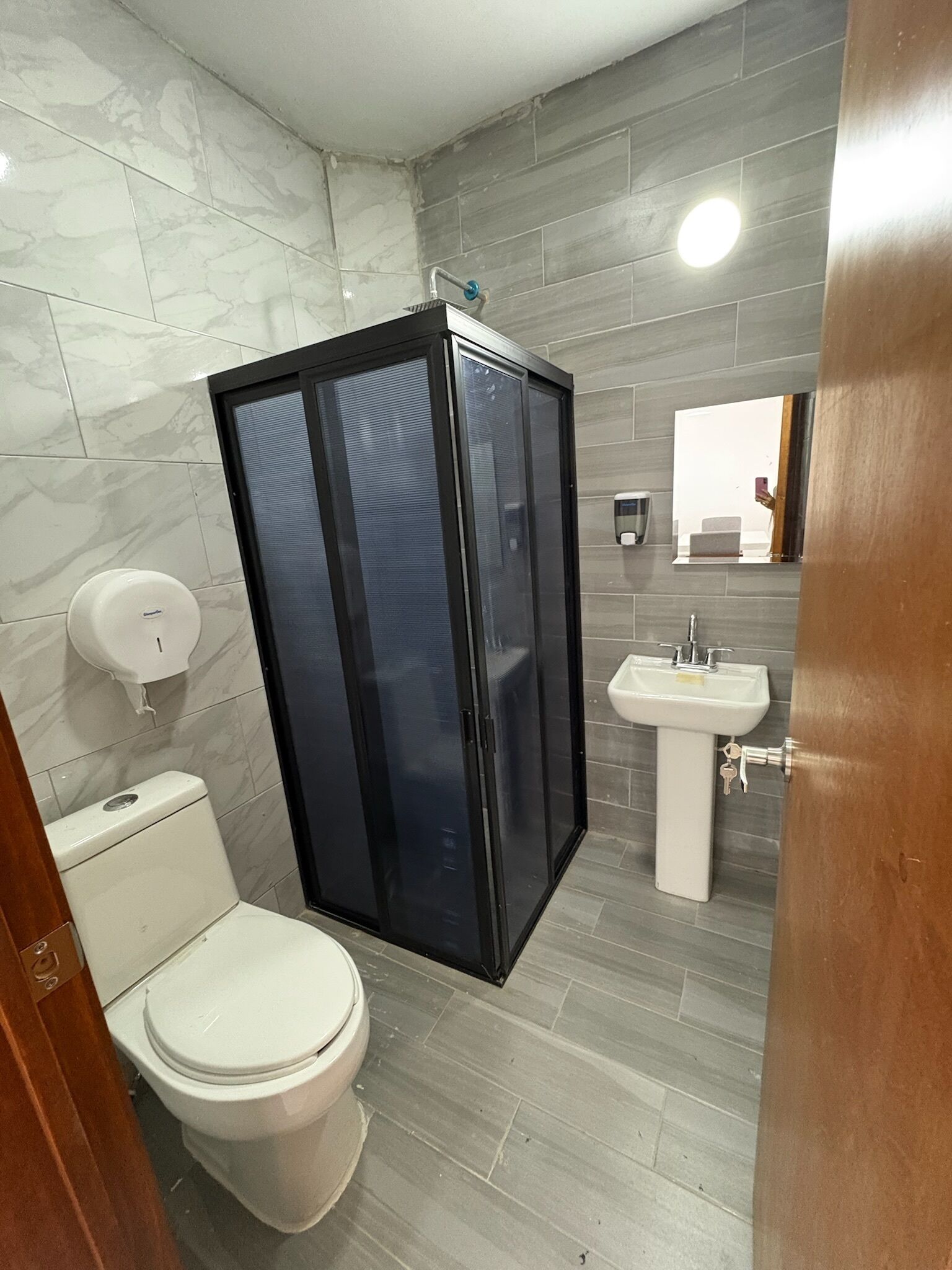 Ein Badezimmer mit Toilette, Waschbecken und Duschkabine.