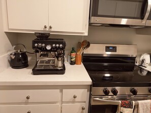 Micro-ondes, four, plaque de cuisson, lave-vaisselle