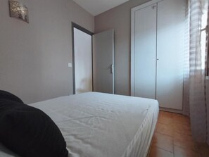 2 slaapkamers, een strijkplank/strijkijzer, wifi, beddengoed