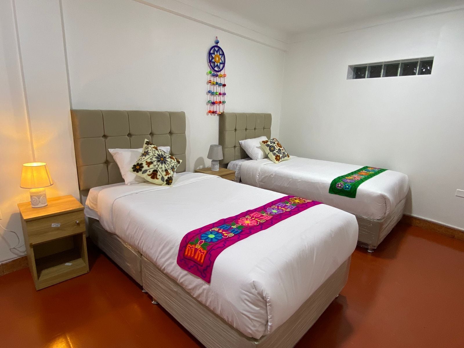 Habitación familiar con 1 cama doble o 2 individuales | Wifi gratis y ropa de cama