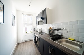 Microwave, oven, stovetop, toaster - Open Mind Property - Luxury Flat with One Bedroom (Bognor Regis)