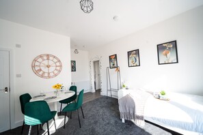 1 bedroom, iron/ironing board, free WiFi - Open Mind Property - Luxury Flat with One Bedroom (Bognor Regis)