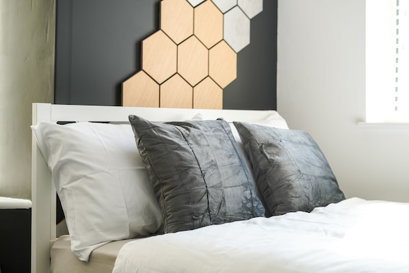 1 bedroom, iron/ironing board, free WiFi, bed sheets - Open Mind Property - Flat with 2 Double Beds (West Sussex)