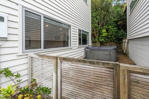 Outdoor spa tub - Urban Sanctuary - Johnsonville Holiday Home (Wellington)