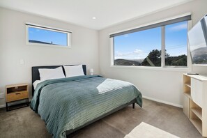 3 bedrooms, iron/ironing board, WiFi, bed sheets - Urban Sanctuary - Johnsonville Holiday Home (Wellington)