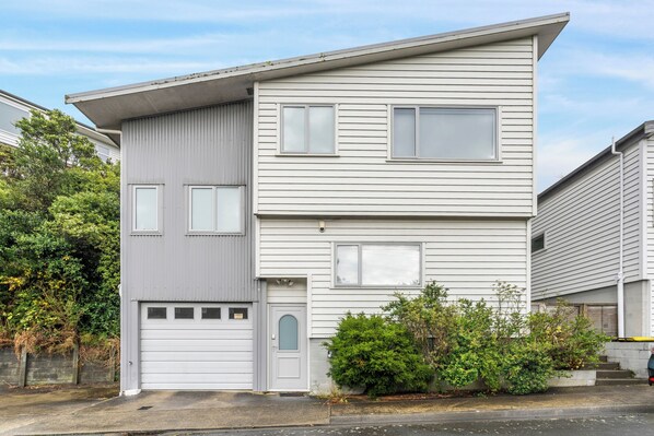 Exterior - Urban Sanctuary - Johnsonville Holiday Home (Wellington)