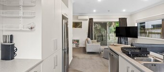 Urban Sanctuary - Johnsonville Holiday Home