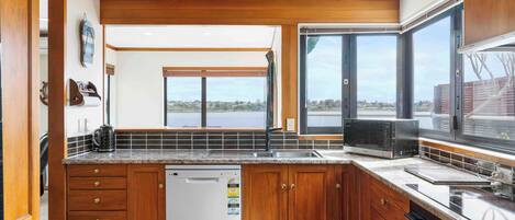 冷蔵庫、電子レンジ、食器洗い機、トースター