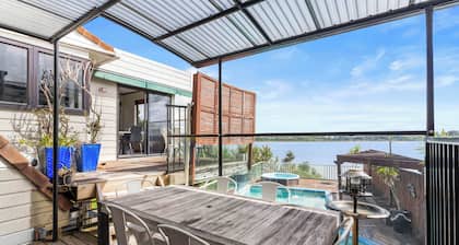 Poolside Lookout - Tauranga Holiday Home