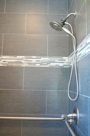 Haartrockner, Handtücher, Seife, Toilettenpapier