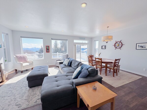 Living area - 3-Bedroom House in Tranquil Homer, Alaska. Perfect Family Retreat. (Homer)
