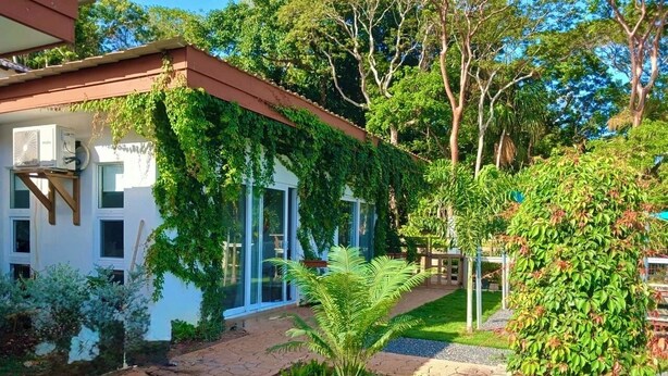 Property grounds - Cozy 1-bedroom garden bungalow with AC, WiFi & pool in charming Utila (Utila)