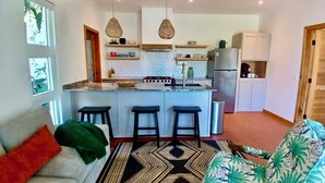Living area - Cozy 1-bedroom garden bungalow with AC, WiFi & pool in charming Utila (Utila)