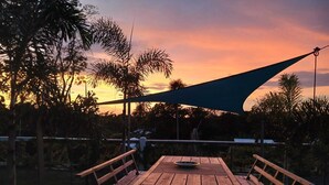 Outdoor dining - Cozy 1-bedroom garden bungalow with AC, WiFi & pool in charming Utila (Utila)