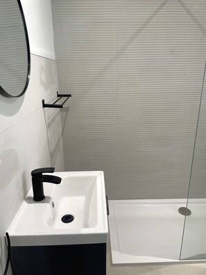 Shower, hair dryer, towels, soap - Modern and Accessible - sleeps 8 (Galway)