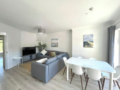 Modern and Accessible - sleeps 8