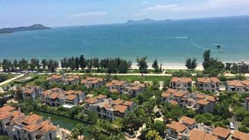 Una zona residencial costera con casas, una playa y una vista despejada del océano.