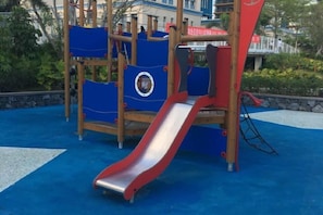 Un parque infantil con tobogán y estructuras para escalar.