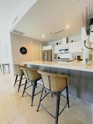 Micro-ondes, four, lave-vaisselle, grille-pain