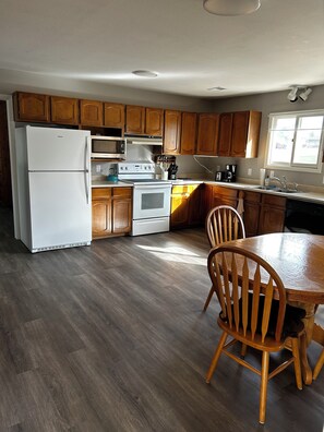 雪櫃、微波爐、焗爐、爐具