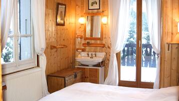 4 bedrooms, iron/ironing board, WiFi