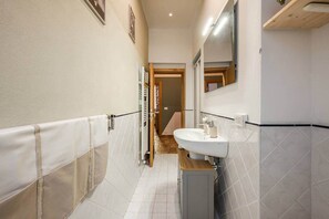 Hiustenkuivaaja, pyyhkeet, sampoo, vessapaperi