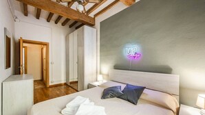 1 室のベッドルーム、デスク、アイロン / アイロン台、WiFi (無料)