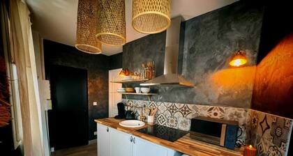 Suite Exotique avec cinĂ©ma, spa privĂ© & DĂ©co Savane đŸđż, Enjoy your life