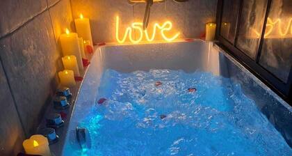 Suite Exotique avec cinĂ©ma, spa privĂ© & DĂ©co Savane đŸđż, Enjoy your life