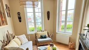 Un salon chaleureux avec un canapé, une table basse et une cheminée.