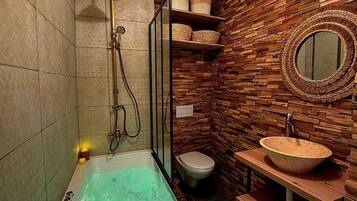 Een bubbelbad, een haardroger, handdoeken, zeep